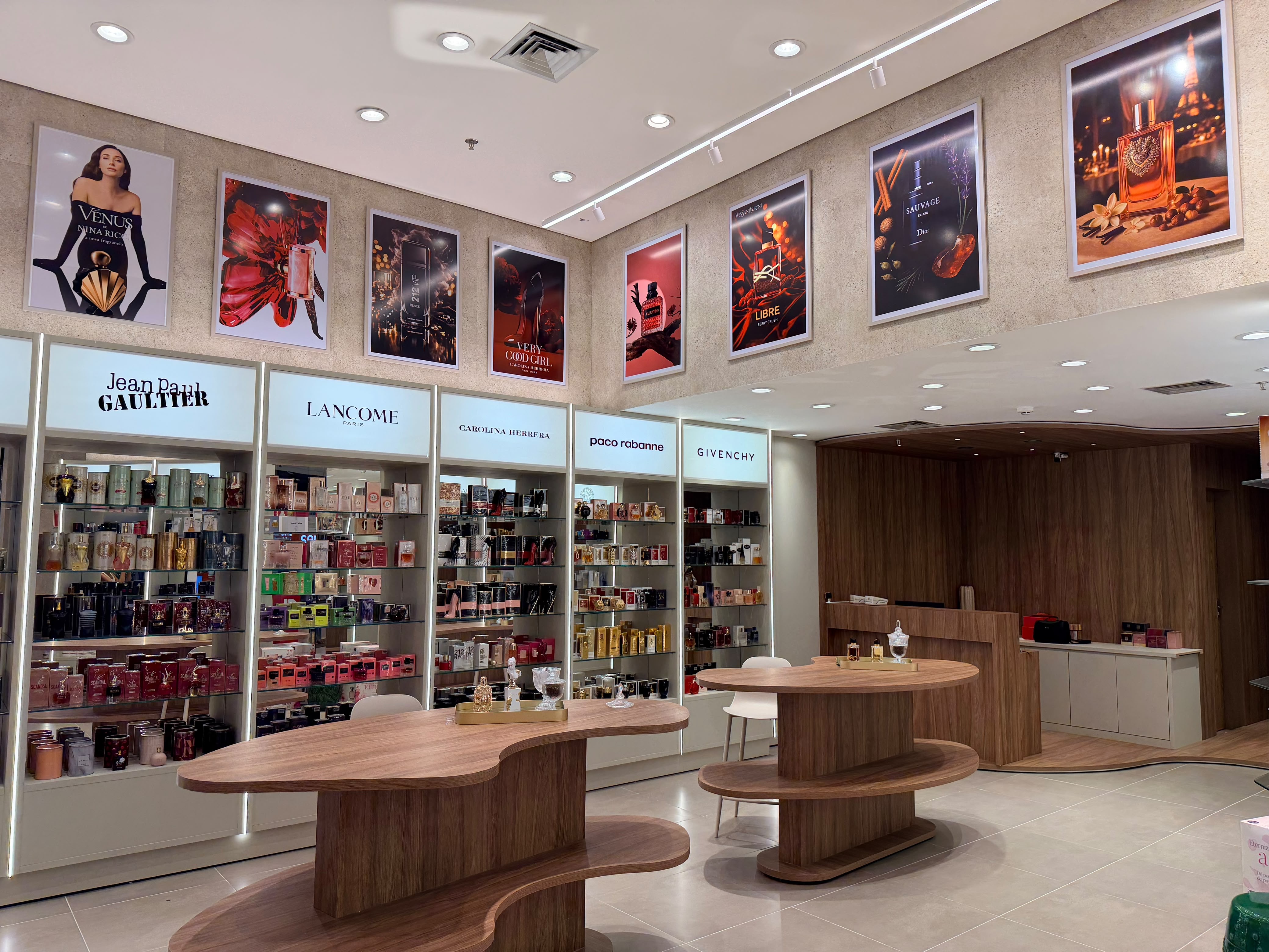 Interior da L'Essence com marcas internacionais