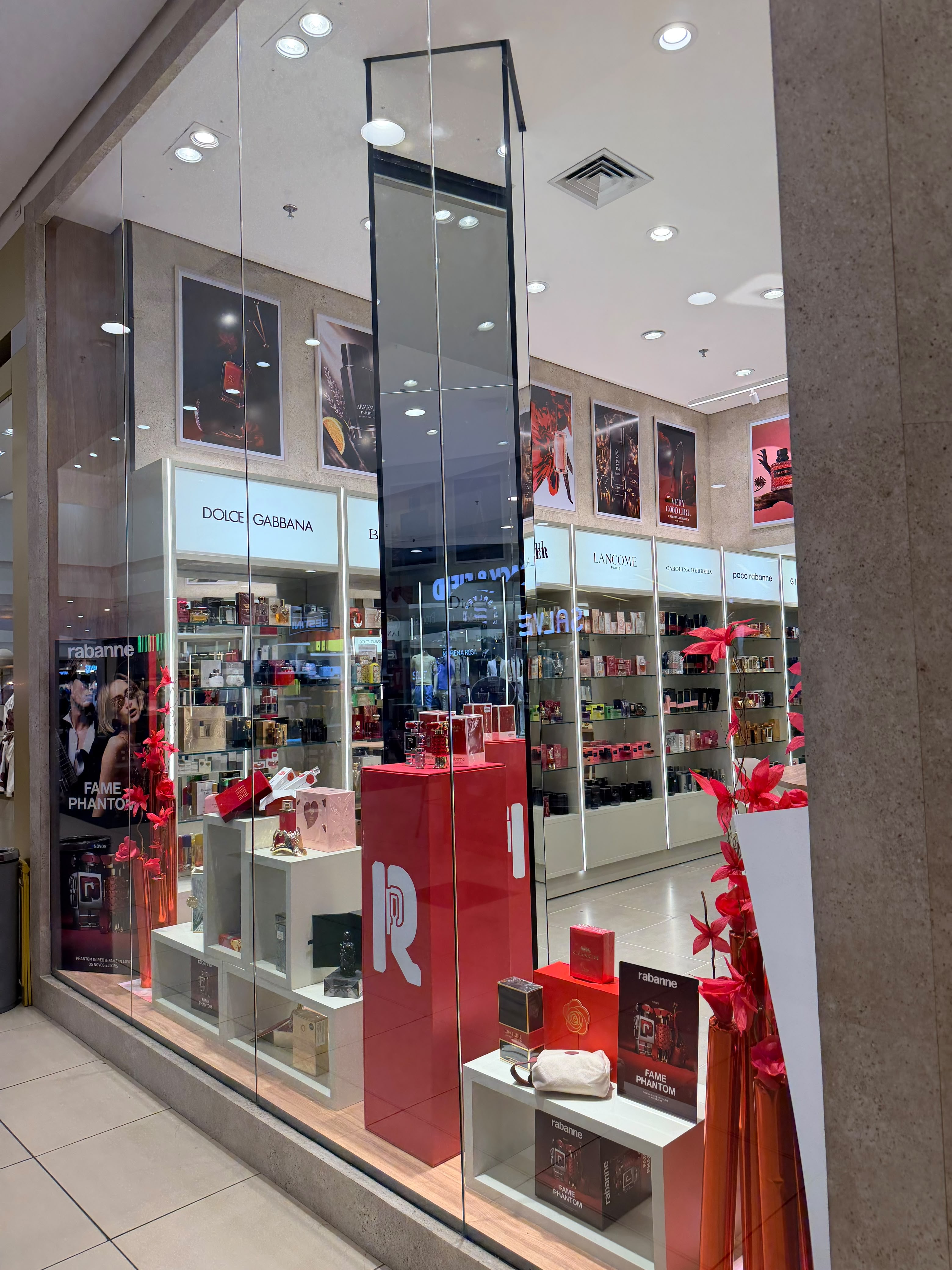 Vitrine com coleção especial Paco Rabanne